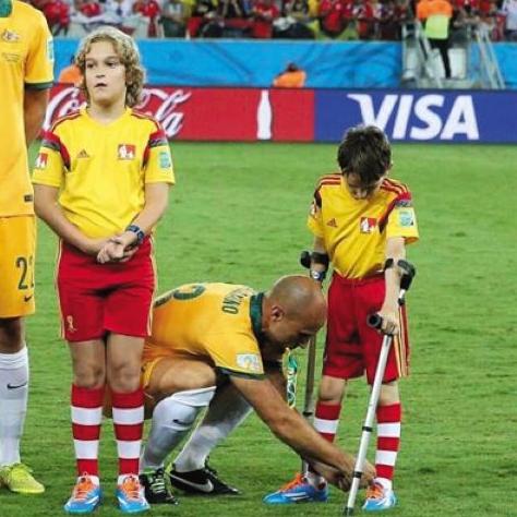 足球比赛不系鞋带的人的长尾关键词有哪些