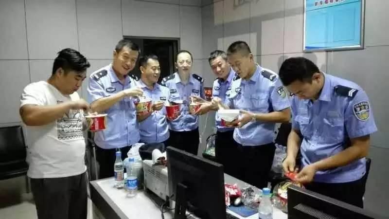 深夜享用什么美食呢（饭配什么好吃）