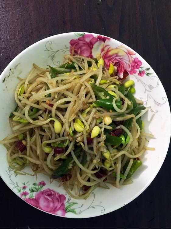 独居男子吃什么美食（野生松鼠吃什么）