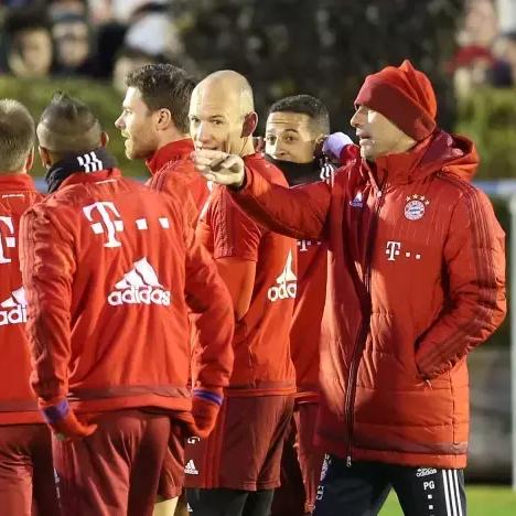 足球运动员戴运动脖套吗的长尾关键词有什么