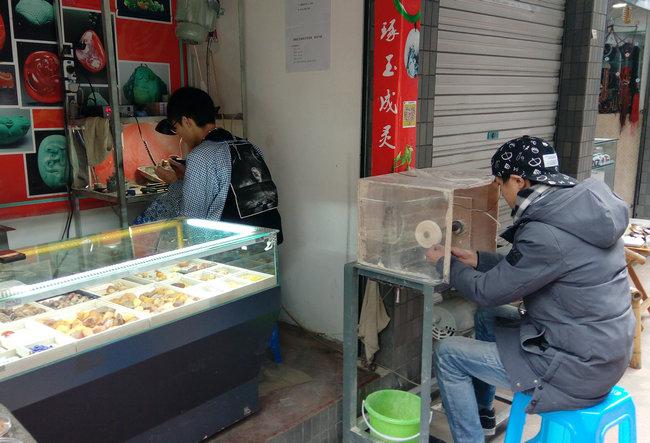 再则就是高升桥外的古玩市场有成都舞蹈培训班.有平时班晚班周末班.