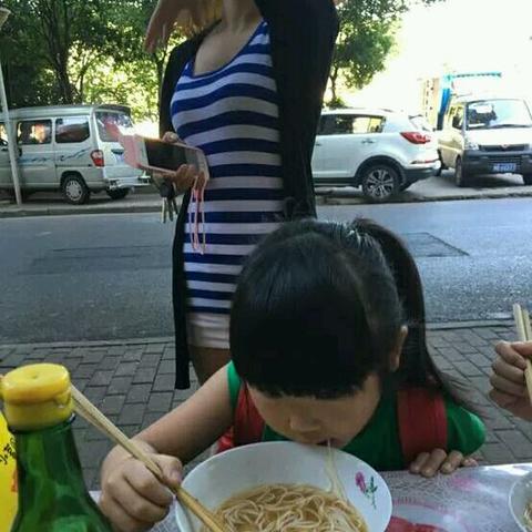 你觉得和老乡在一起打工好吗？