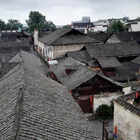 怀化离长沙有多远？