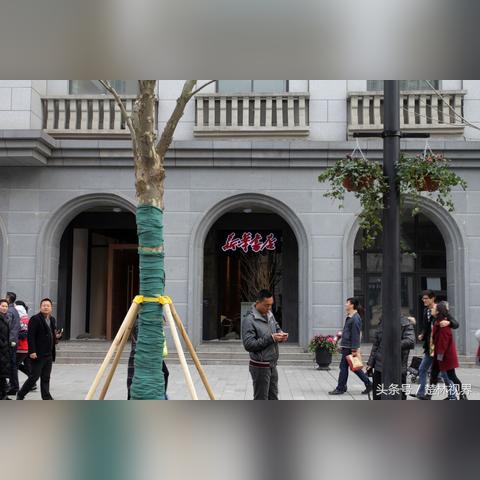 武汉市的地理位置是什么样的？