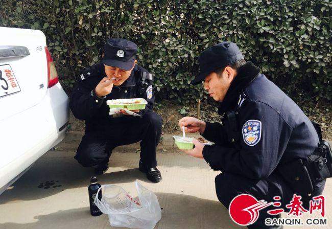 梦境交织，梦见同学在我家住，共聚餐桌的深意解析
