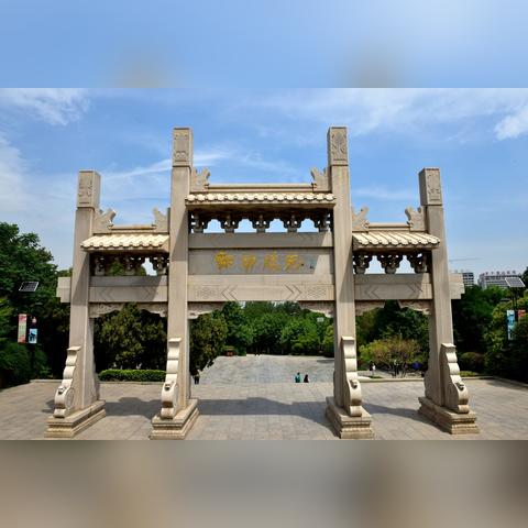 济南市的中心是哪里