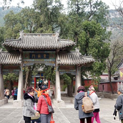 哪个站离济南市区更近点