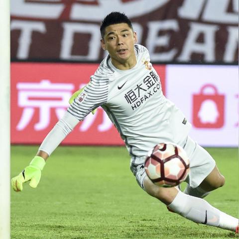 足球扑救怎么做