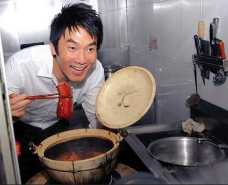 喂孩子吃什么美食（狗狗胃肠不好喂点什么好啊）