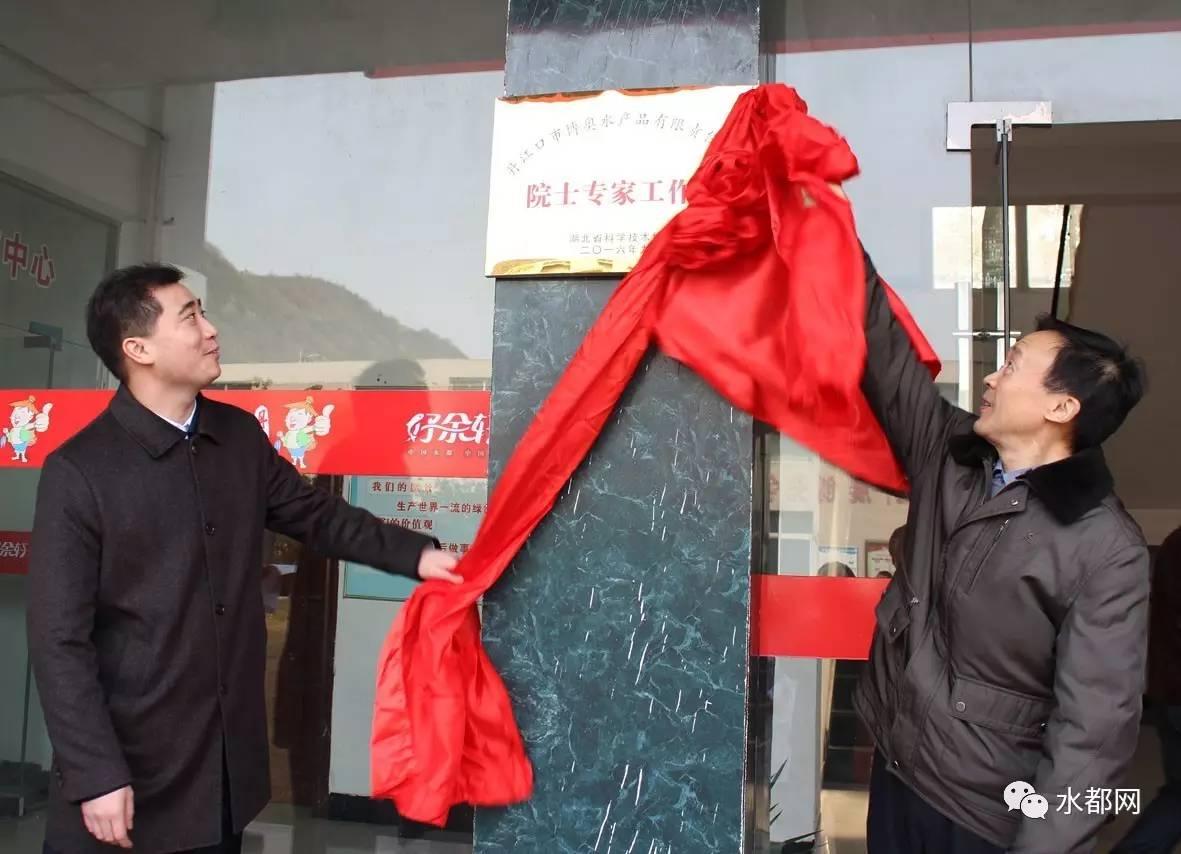牛宝宝男孩起名霖怎么组合(泓霖名字含义是什么)