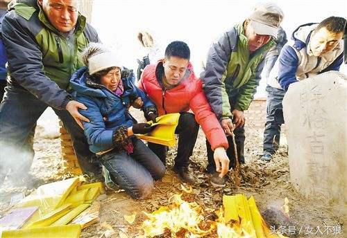 梦见老公死了自己大哭