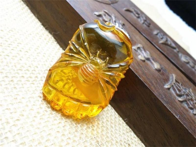 属龙人戴琥珀戒指，真能辟邪化煞？