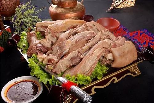 蒙餐美食都有什么（呼和浩特有名的特色美食羊头肉）