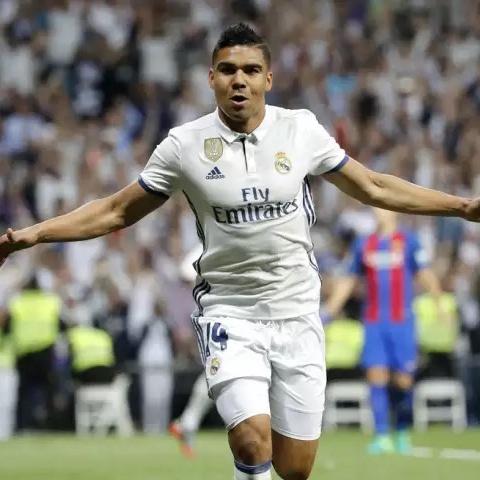 足球边裁怎么变主裁