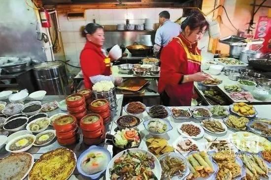 美食城的什么小吃生意好（一年房租45000）