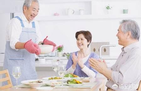 睡前吃什么美食好呢（应该怎样劝她吃饭呢）
