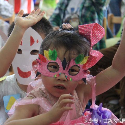 女大学生戴眼罩走秀是哪个学校的？