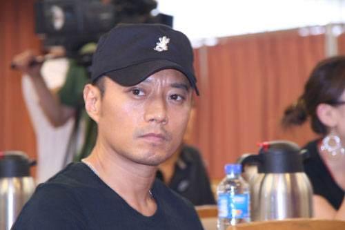 梦见上牙掉2颗下牙掉1颗哭醒，解梦师告诉你牙齿梦境背后的深层含义