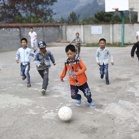 孩子踢足球怎么踢