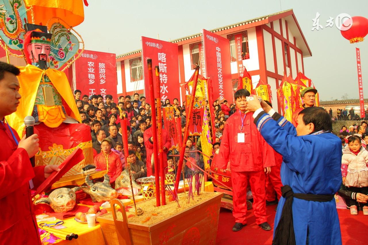 梦境交织，在香火与纸灰间探寻心灵的慰藉