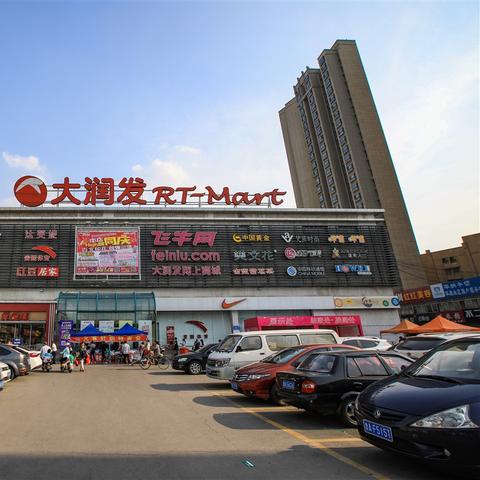 济南天桥区堤口路上的大润发超市在客运中心的哪个位置？