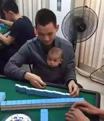 梦见自己的两个孩子一男一女好像是掉河里，家庭与责任的深层解析