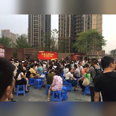 在成都市开车怎么找车位
