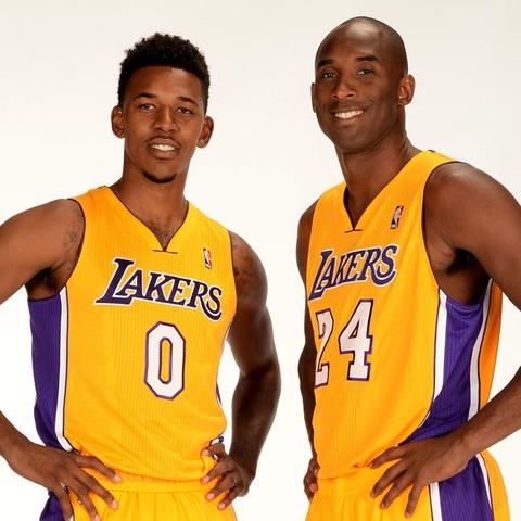 足球传球前怎么打球的