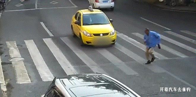 一组信号灯包括什么红灯上面是什么灯