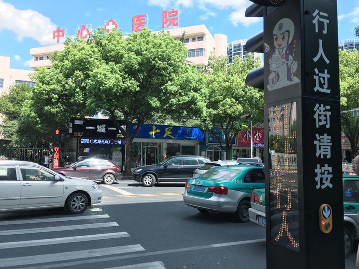人行过街信号灯路口红绿灯有个红色人头能过吗