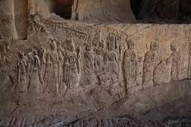 梦境启示，两山之间的超大佛像与生命之路的延伸