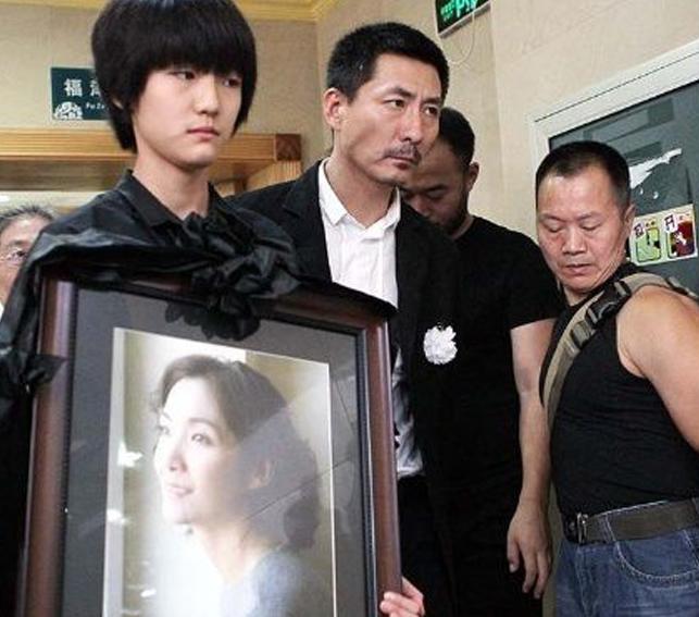 梦回彼岸，解读梦见死去的姥姥变成鬼回来的深层含义与心灵慰藉