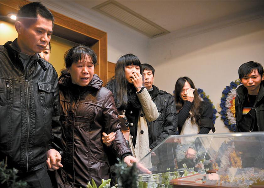 解梦，梦见女儿抱着一个小男孩，是吉是凶？揭示梦境背后的情感密码