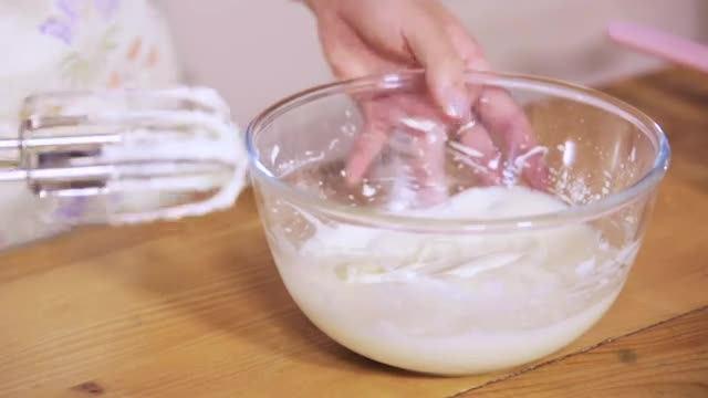 怎么样用糖粉和奶油做奶油(怎么用鸡蛋清做奶油)