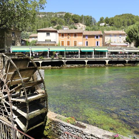 济南市政府里面的泉水叫什么