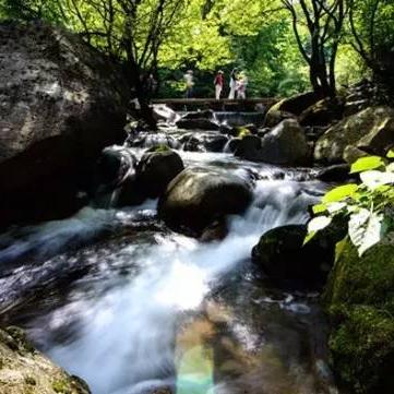 8月天河大峡谷应该穿什么衣服？