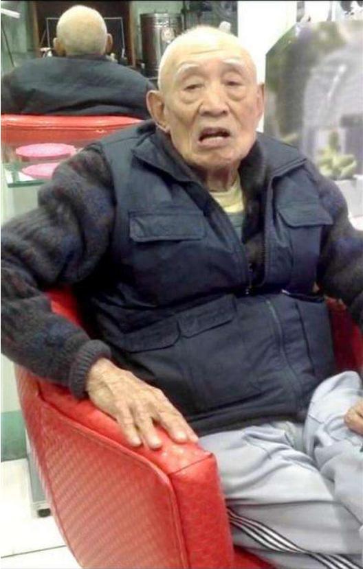 梦境寻亲，解读梦见自己哭着去找死去的亲人的深层含义