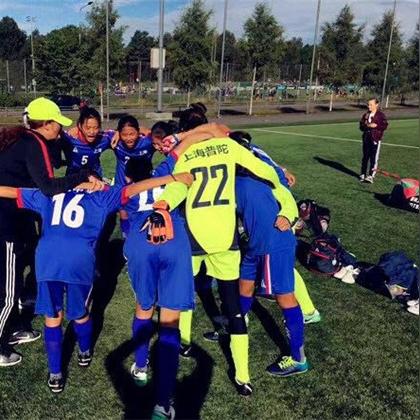 踢足球的英文单词怎么写