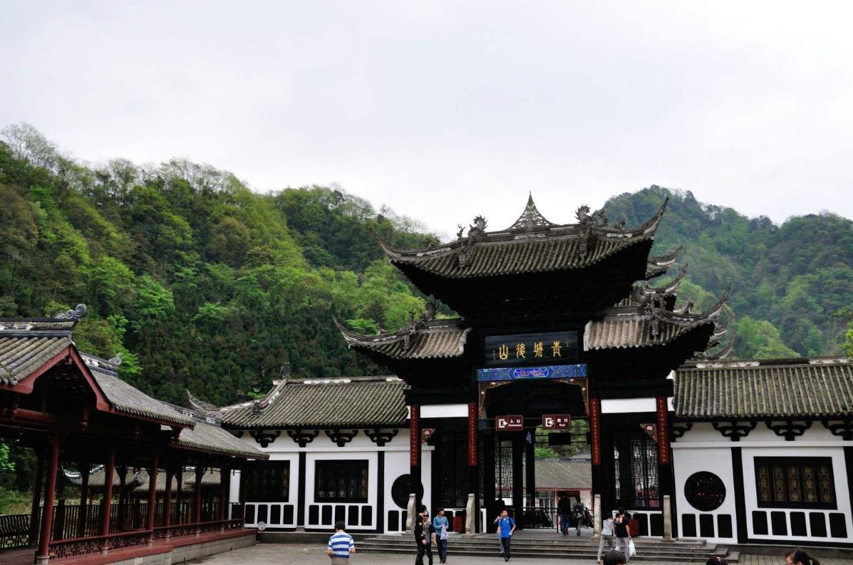 背靠山风水_倚山靠水的寓意