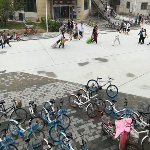 用校园里真热闹呀！写一段话？