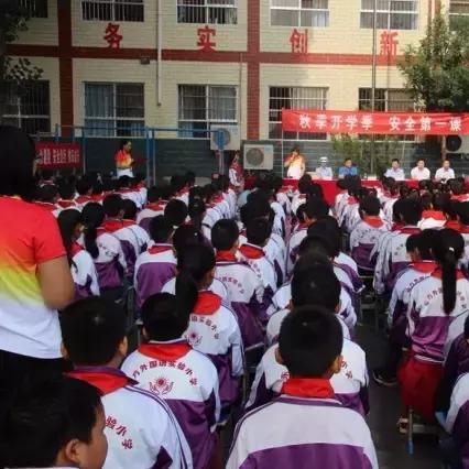 新乡：警报一响面包车司机心虚立即停车，民警一查竟然超员, 你怎么看？