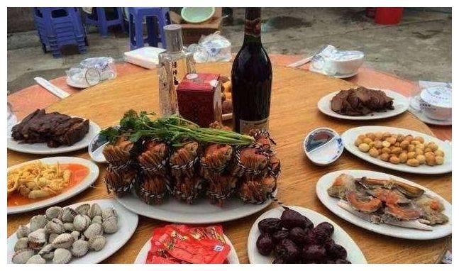在你面前摆什么美食（你见过哪些不起眼但是利润特别大的生意）