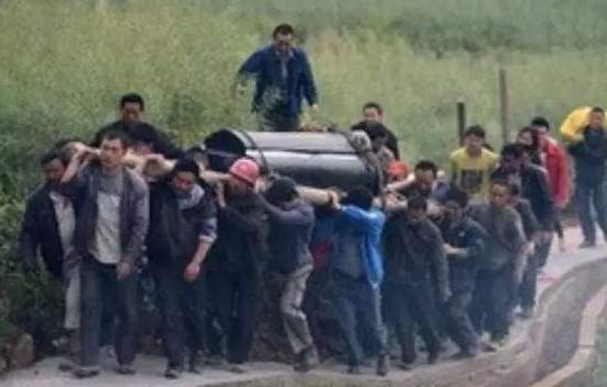 梦的启示，解开梦到死人出殡，半路打开棺材的深层含义