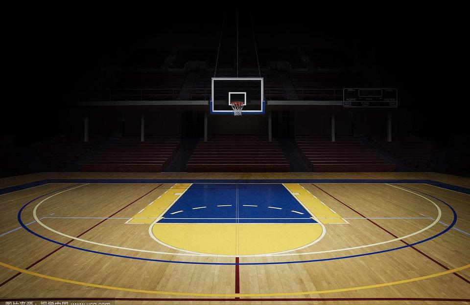 篮球场是一个长方形的立体平面.这个篮球场长28米,宽15米.