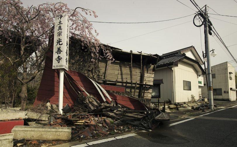 梦到地震房屋倒塌，梦境背后的深层含义与心理解析