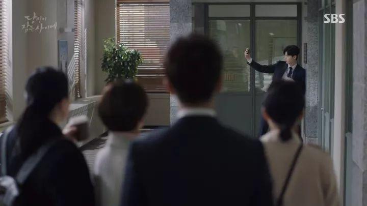 梦见去世的亲人在坐牢，梦境背后的深层含义与心理解析