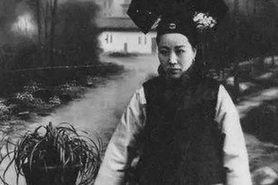 梦见自己抱着母亲的骨灰，母亲已逝，梦境深处的情感回响与心灵慰藉