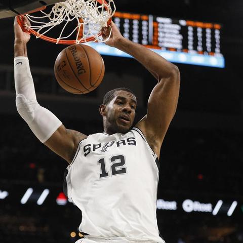 足球球星的年薪是多少