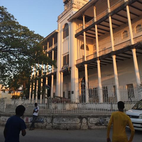 富丽堂皇是什么意思