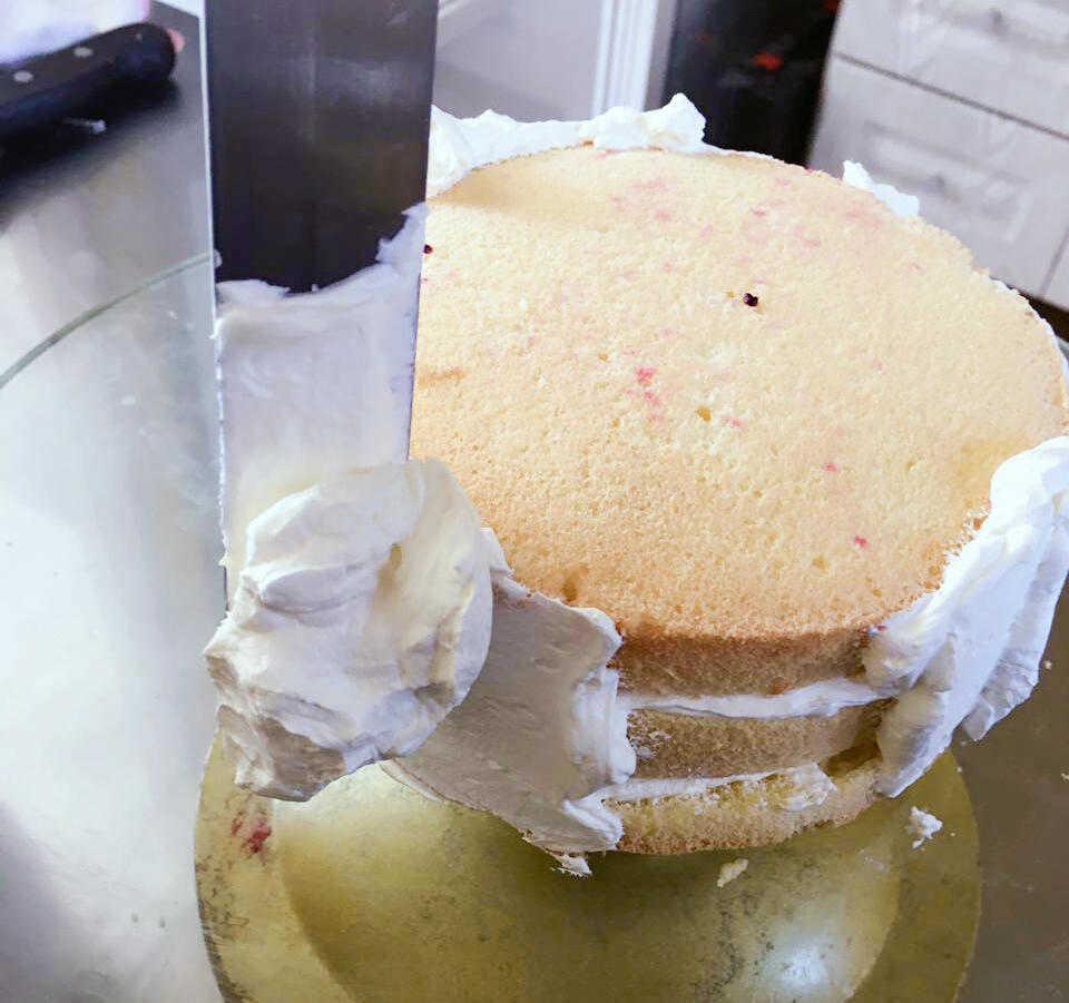 奶油做完怎么用(如何区别蛋糕上的奶油是天然的还是人造的)